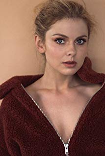 How tall is Rose McIver?